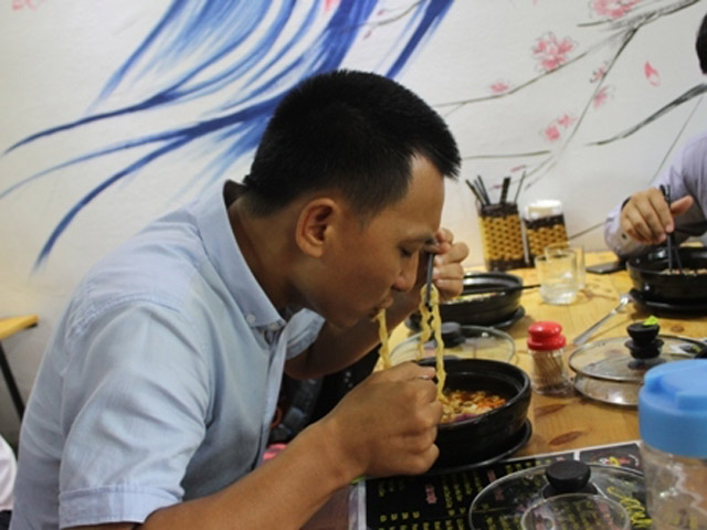 Bạn trẻ - Cuộc sống - Gặp ‘thánh ăn mỳ cay’ cấp 12 gây xôn xao ở Nghệ An