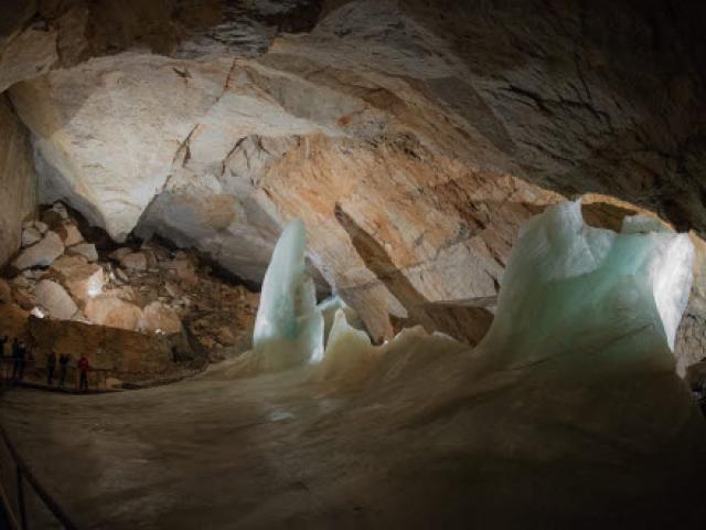 Khám phá vẻ đẹp của động băng khổng lồ ở Áo