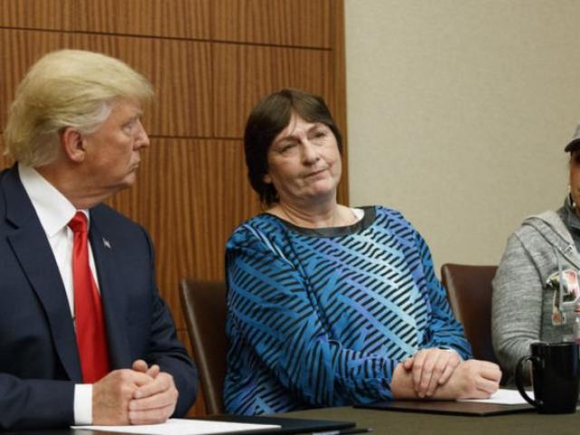 Thế giới - Vì sao Trump dẫn người bị hiếp năm 12 tuổi đến tranh luận