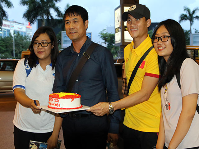 Bóng đá - Vui với fan nữ, HLV Hữu Thắng &amp; Công Vinh bị "bỏ rơi"