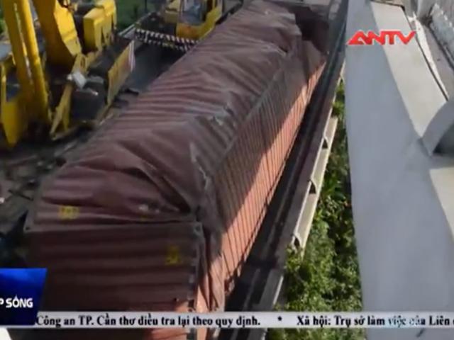 Video An ninh - Hơn 7 giờ “giải cứu” container lật trên cầu
