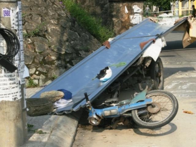 Tin tức trong ngày - Thắng gấp khi đang chở tôn, người đàn ông tử vong