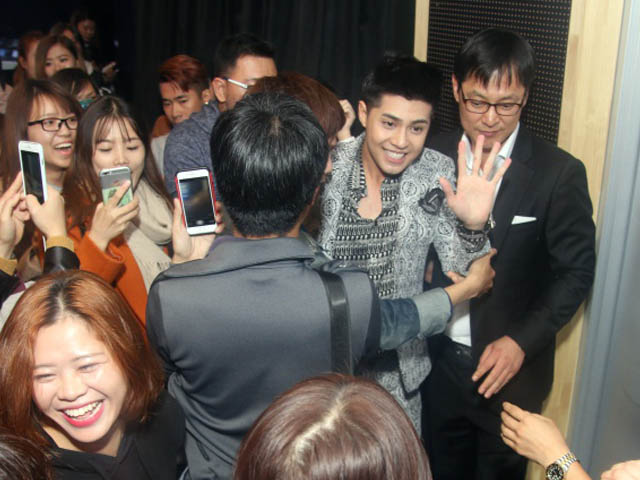 Ca nhạc - MTV - Khán giả quây kín Noo Phước Thịnh tại Hàn Quốc