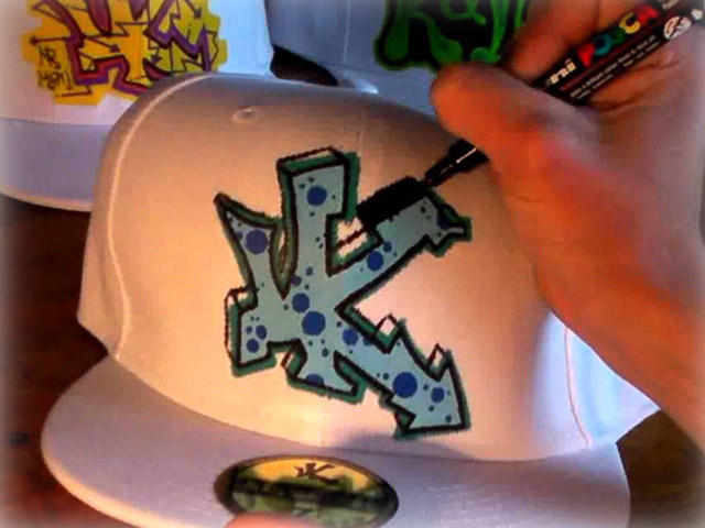 Thời trang công sở - Chàng cá tính, "chất lừ" trên phố nhờ mũ vẽ graffiti