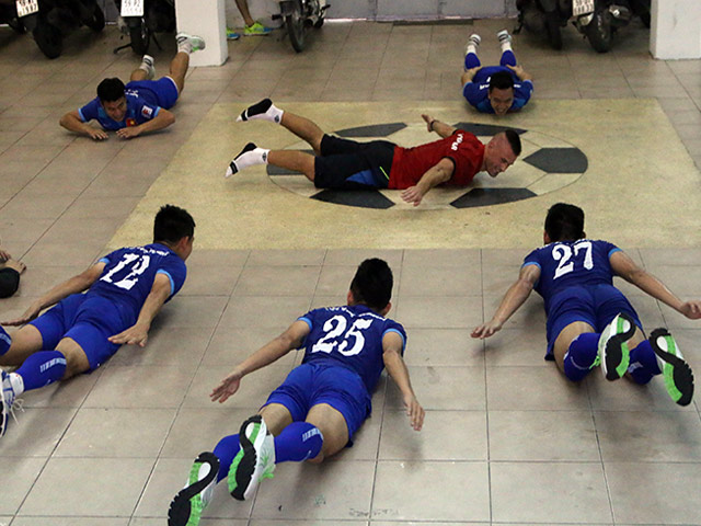 Bóng đá - Tại sao ĐT Việt Nam, Công Vinh tập hít đất, bơi trong nhà?