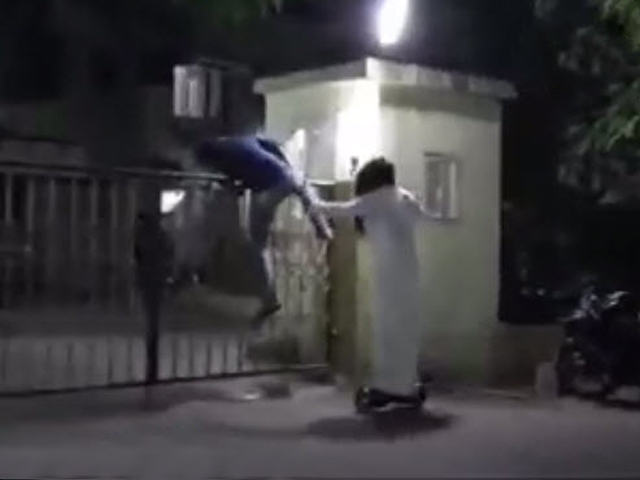 Video Clip Cười - "Rớt hàm" với clip "ma" dọa người trong đêm