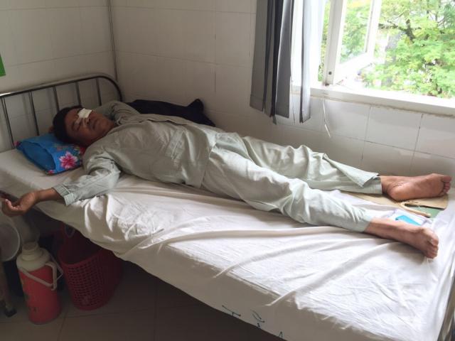 Pháp luật - Bị đánh hỏng mắt vì nói “em đưa mic cho anh hát bài”