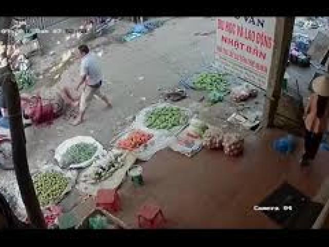 Video An ninh - Mâu thuẫn lúc ăn sáng, vác dao chém bạn giữa chợ