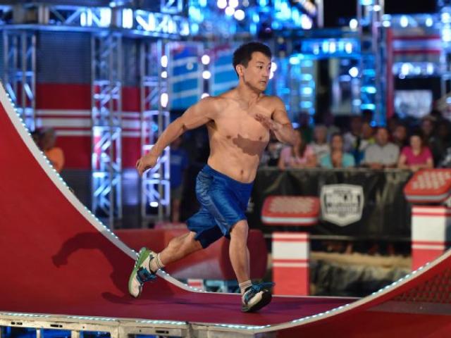 Thể thao - "Sasuke Mỹ": VĐV cực lùn &amp; kỷ lục chưa ai làm được