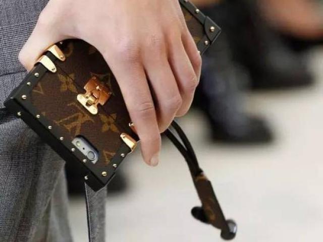 Xu hướng thời trang - LV gia nhập những "ông hoàng thời trang" sản xuất ốp điện thoại