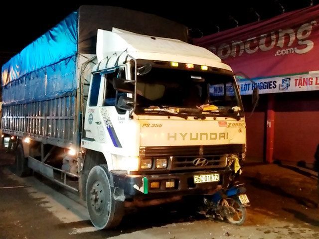 Tin tức trong ngày - Xe máy “đội” xe tải lúc 0 giờ, 1 người chết