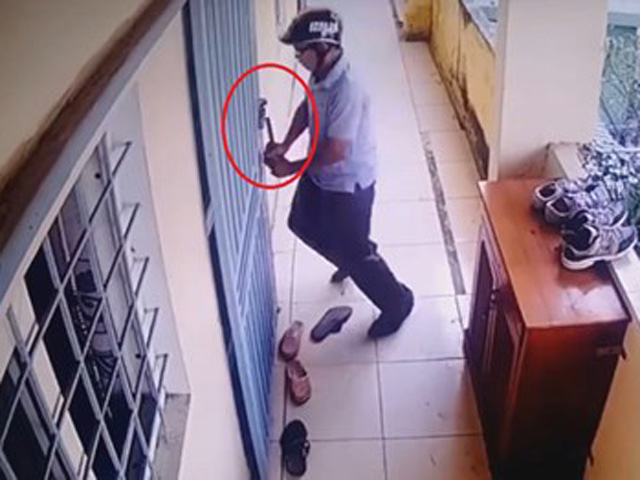 Pháp luật - Camera ghi cảnh trộm vờ bấm chuông, bẻ khóa lẻn vào nhà