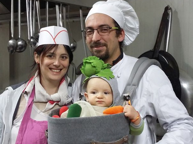 Tranh vui - Học ông bố bà mẹ cho bé đi chơi Halloween