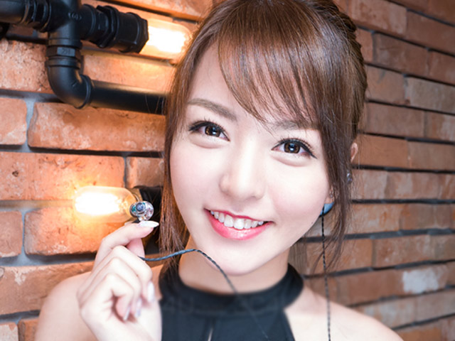 Thời trang Hi-tech - Ngắm "ngọc nữ" đẹp tinh khôi bên tai nghe cao cấp