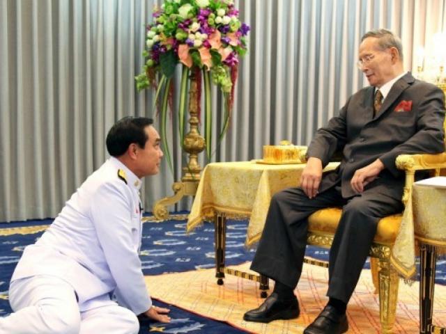 Vì sao tướng lĩnh phải quỳ phục dưới chân vua Thái Lan?