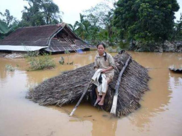 Tin tức trong ngày - Chùm ảnh: Dân bám nóc nhà tránh lũ ở Quảng Bình