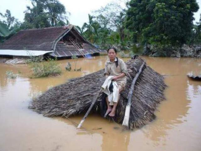 Tin tức trong ngày - Không để người dân miền Trung đói, khát do mưa lũ