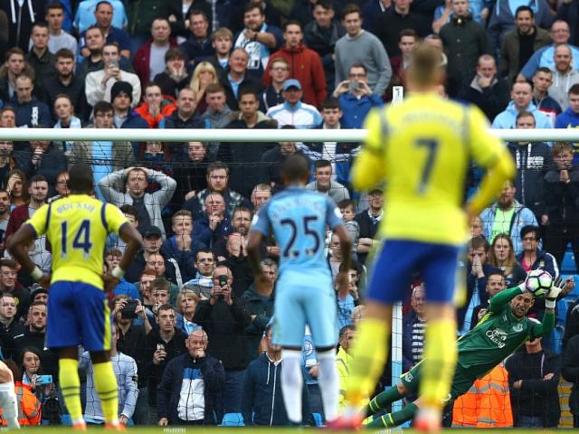 Bóng đá - Thủ môn Everton 2 lần khiến Man City ôm hận chấm 11m
