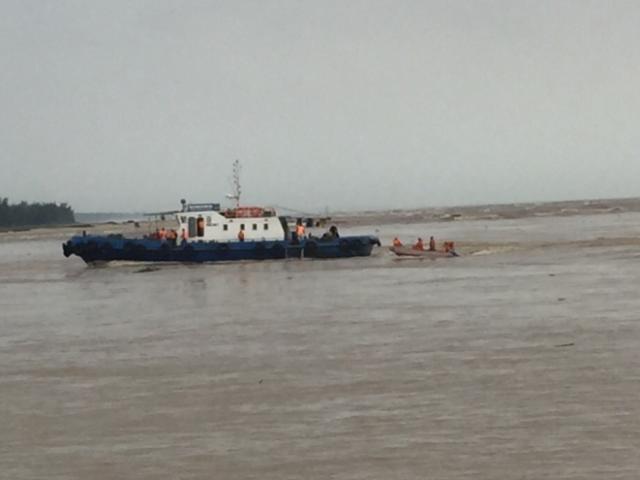 Tin tức trong ngày - Cứu thành công 4 thuyền viên trên tàu mắc cạn