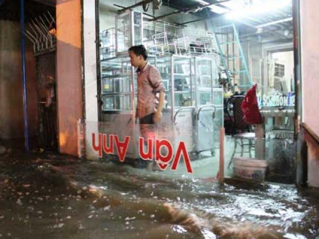 Tin tức trong ngày - TPHCM: Mưa kết hợp với triều cường, nước chảy ào ạt vào nhà dân