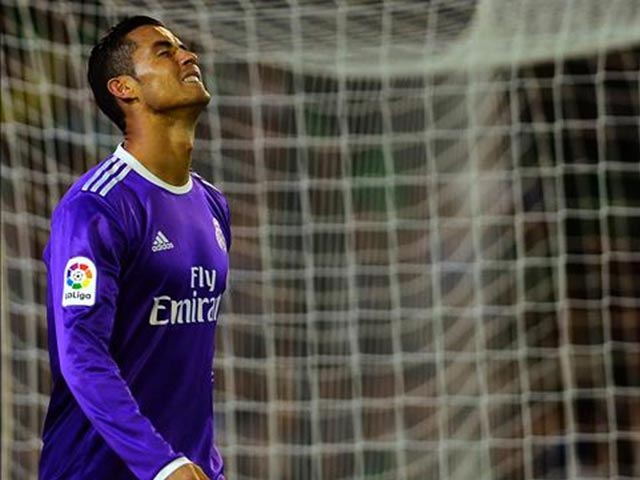Bóng đá - Chuyện lạ: "Siêu nhân" Ronaldo cũng phải uống thuốc