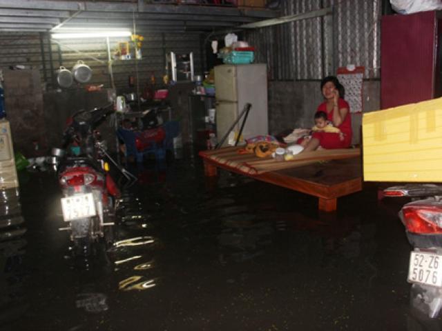 Tin tức trong ngày - TPHCM: Vỡ bờ bao, dân tháo chạy khỏi nhà trong đêm