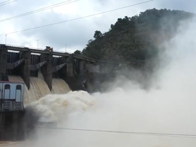 Tin tức trong ngày - 136 hồ tại Quảng Bình đang tràn tự do và xả lũ