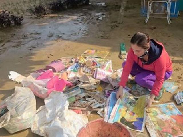 Giáo dục - du học - Giáo viên bật khóc nhặt sách vở trong bùn khi lũ rút