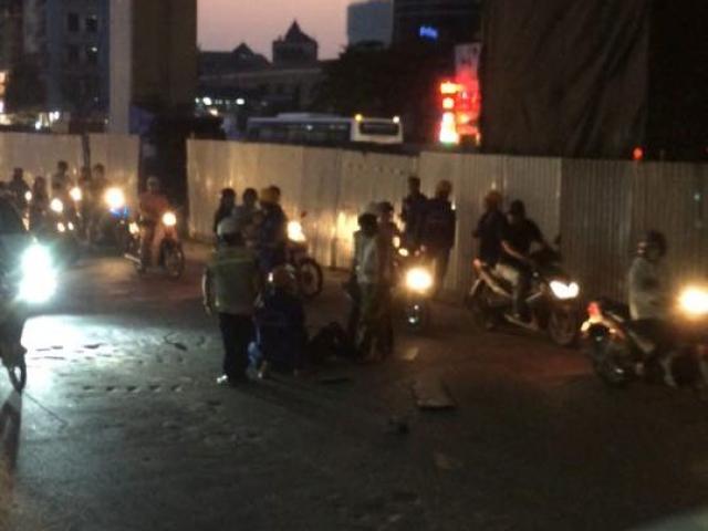 Video An ninh - Công nhân rơi từ giàn giáo đường sắt trên cao xuống đất