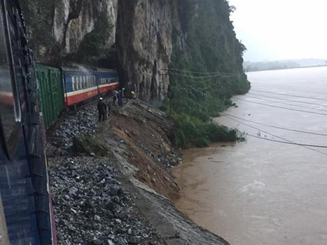 Tin tức trong ngày - Tối nay, đường sắt Bắc-Nam thông tuyến sau 3 ngày bị lũ cô lập