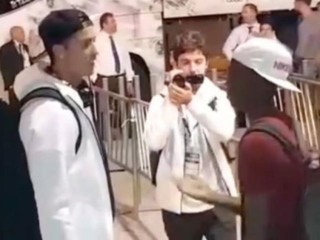 Bóng đá - Đối thủ chờ 20 phút để được chụp hình cùng Ronaldo