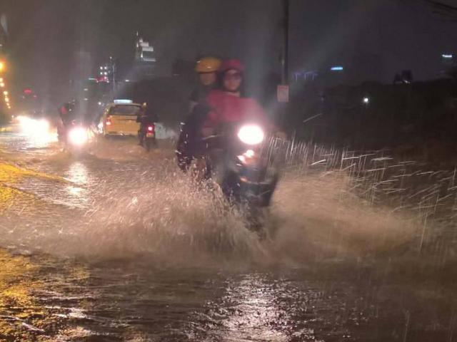 Tin tức trong ngày - Triều cường đạt đỉnh, người Sài Gòn "xé" nước về nhà