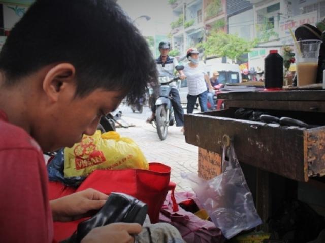 Bạn trẻ - Cuộc sống - Cậu bé sửa giày "miễn phí" cho người nghèo ở Sài Gòn