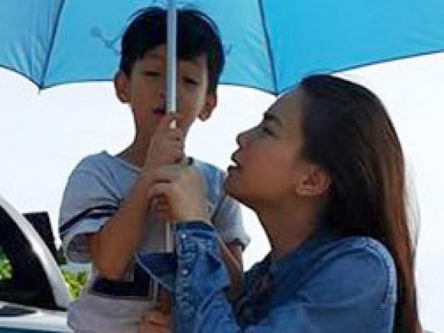 Người mẫu - Hoa hậu - Hà Hồ đưa con trai về quê Quảng Bình cứu trợ dân vùng lũ