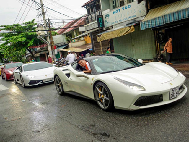 Tư vấn - Ferrari 488 GTB của Cường “đô-la” dẫn đầu đoàn siêu xe diễu phố