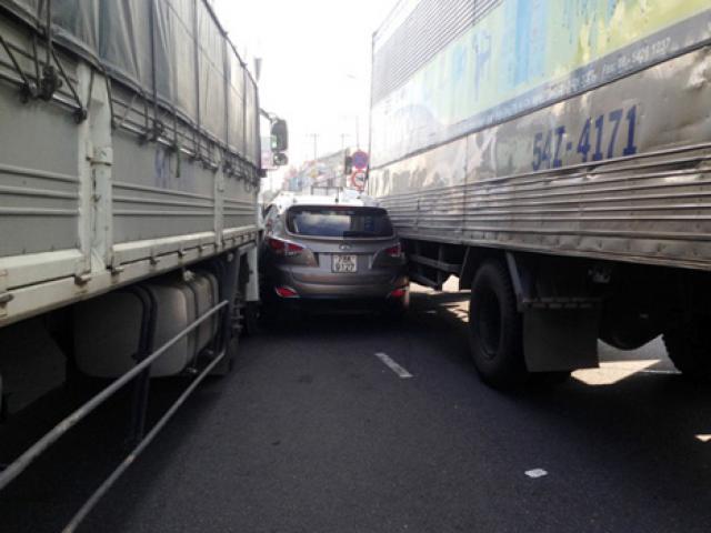 Tin tức trong ngày - Ô tô 4 chỗ bị 2 xe tải "ép giò", nhiều người gào khóc