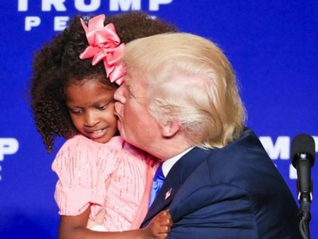 Thế giới - Bé gái hoảng hốt giãy nảy khi bị Trump cố thơm má