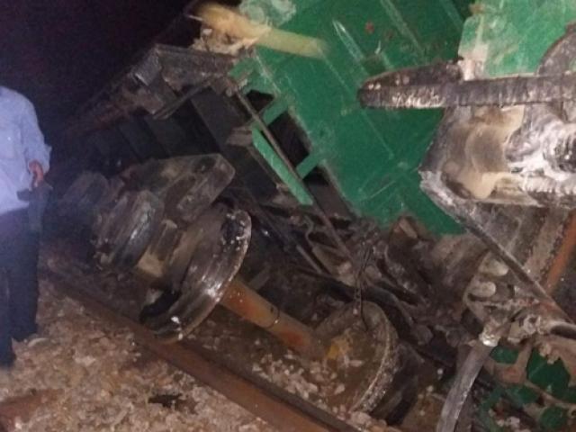 Tin tức trong ngày - Lật tàu ở Huế, đường sắt Bắc - Nam tê liệt