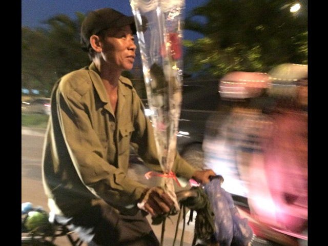 Bạn trẻ - Cuộc sống - Gặp người đàn ông lam lũ "gây bão" ngày 20/10