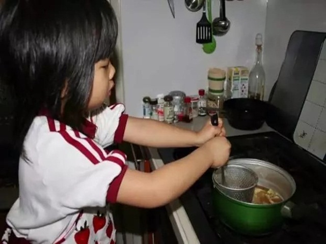 Cảm động lý do mẹ bắt bé gái 4 tuổi nấu cơm, rửa bát