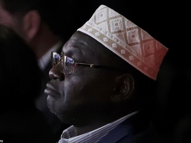 Thế giới - Lí do Trump mời anh trai Obama tới cuộc tranh luận lần 3