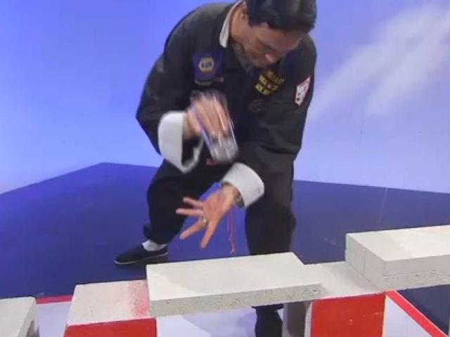 Thể thao - Võ sư Thiếu Lâm diễn "trò bẩn" bị lật tẩy bất ngờ