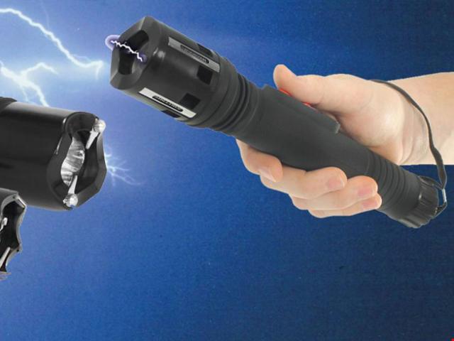 Pháp luật - Dùng roi điện khống chế kế toán, cướp tiền lương