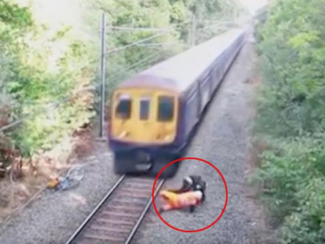 Thót tim công nhân đường sắt cứu người trước tàu hỏa