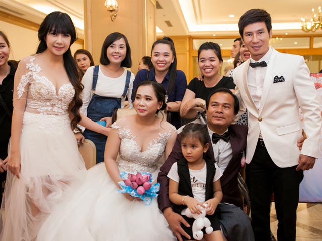 Ca nhạc - MTV - Vợ chồng Lý Hải xúc động dự lễ cưới của 60 cặp khuyết tật