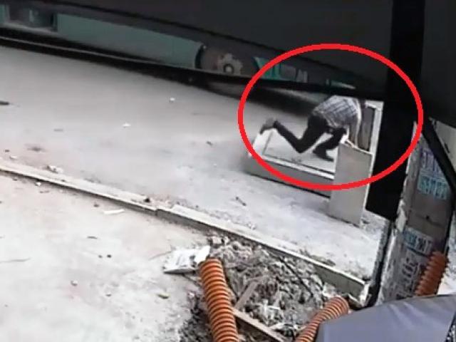 Tin tức trong ngày - Vụ đón xe lọt hố ga: Nạn nhân chìm dưới hố sâu hơn 2m