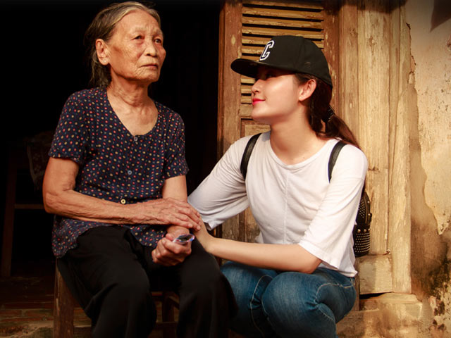 Người mẫu - Hoa hậu - Á hậu Huyền My bỏ thêm tiền túi đi từ thiện ở miền lũ