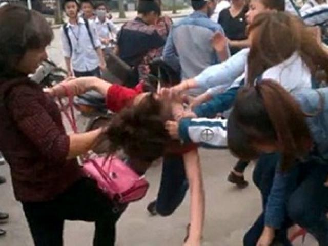 Tin tức trong ngày - Vì sao ngày càng xuất hiện nhiều clip nữ sinh đánh nhau?