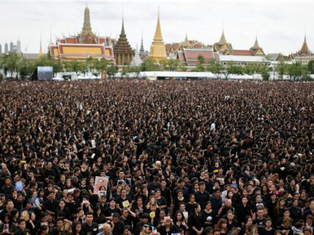 Thế giới - Đám đông khổng lồ hát hoàng ca tưởng nhớ vua Thái Lan