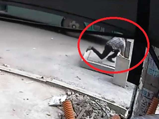 Tin tức trong ngày - Vụ đón xe buýt lọt hố ga: Có thể truy cứu trách nhiệm hình sự